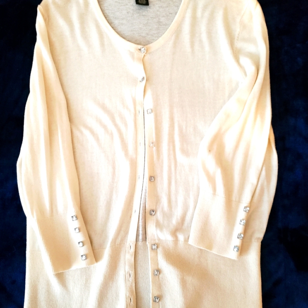 White cardigan in XL , Peck&Peck Collection with embellishment buttons